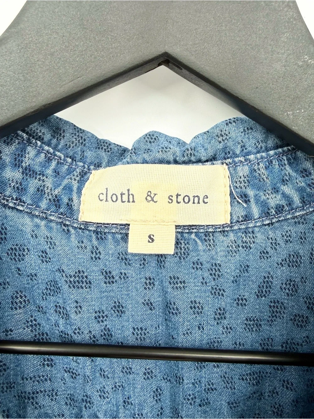 Cloth & Stone Chambray Spotted Animal Print Button Down Top Blue Small - Picture 5 of 8